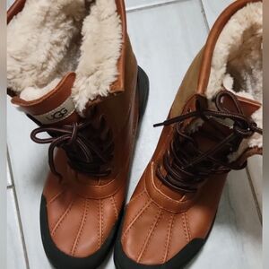 UGG-Vibram Women's Tan Leather and Black Lace-Up Winter Boots- Sheepskin SZ 7